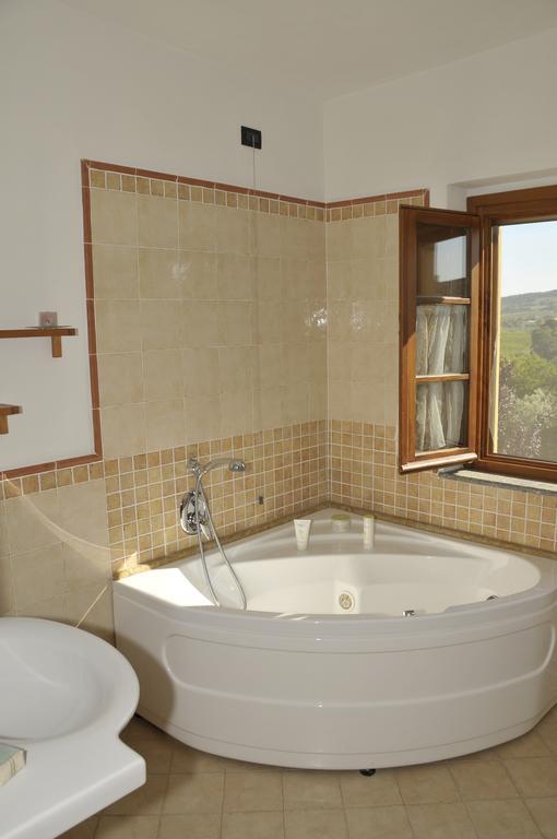 Agriturismo Renai E Monte II กัมบาสซี แตร์เม ภายนอก รูปภาพ